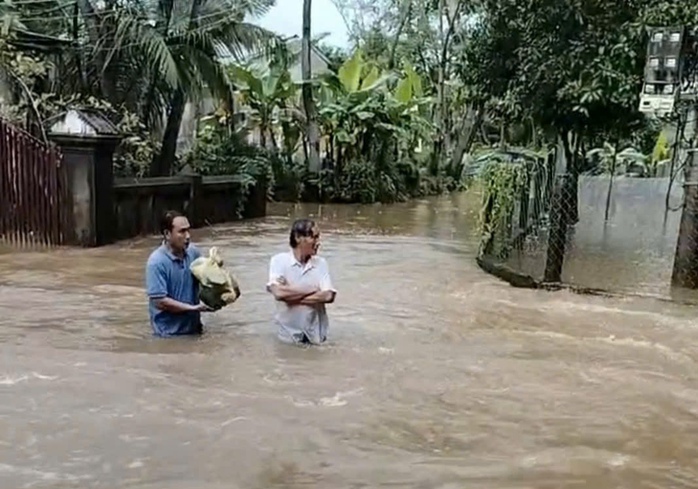 CLIP: Thót tim cảnh người đàn ông cõng con nhỏ đi giữa nước lũ chảy xiết- Ảnh 1. CLIP: Thót tim cảnh người đàn ông cõng con nhỏ đi giữa nước lũ chảy xiết- Ảnh 1.