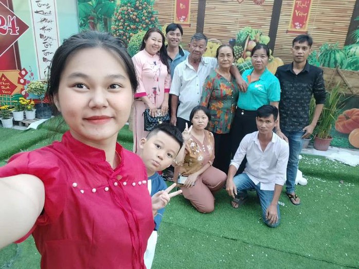 Nhờ cuộc sống ổn định, sức khỏe được đảm bảo hơn, chị Nguyễn Thị Anh Đào (áo xanh) yên tâm gắn bó với hãng Xanh SM hơn một năm qua Nhờ cuộc sống ổn định, sức khỏe được đảm bảo hơn, chị Nguyễn Thị Anh Đào (áo xanh) yên tâm gắn bó với hãng Xanh SM hơn một năm qua