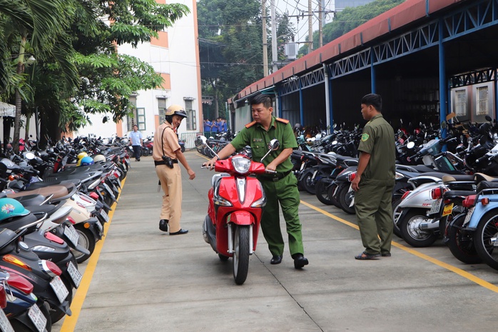 CSGT có được vào trường học kiểm tra xe máy?- Ảnh 1. CSGT có được vào trường học kiểm tra xe máy?- Ảnh 1.