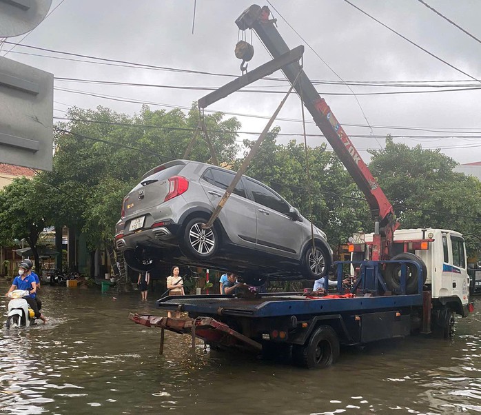 TP Đồng Hới và TP Tam Kỳ ngập nặng do mưa lớn kéo dài- Ảnh 2. TP Đồng Hới và TP Tam Kỳ ngập nặng do mưa lớn kéo dài- Ảnh 2.