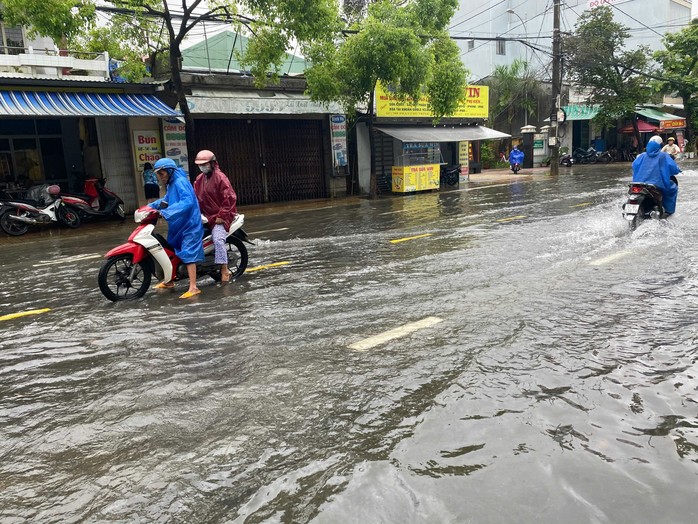 TP Đồng Hới và TP Tam Kỳ ngập nặng do mưa lớn kéo dài- Ảnh 11. TP Đồng Hới và TP Tam Kỳ ngập nặng do mưa lớn kéo dài- Ảnh 11.