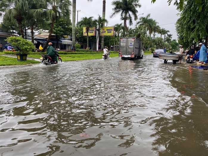 TP Đồng Hới và TP Tam Kỳ ngập nặng do mưa lớn kéo dài- Ảnh 8. TP Đồng Hới và TP Tam Kỳ ngập nặng do mưa lớn kéo dài- Ảnh 8.