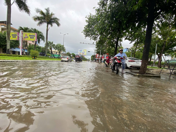 TP Đồng Hới và TP Tam Kỳ ngập nặng do mưa lớn kéo dài- Ảnh 17. TP Đồng Hới và TP Tam Kỳ ngập nặng do mưa lớn kéo dài- Ảnh 17.