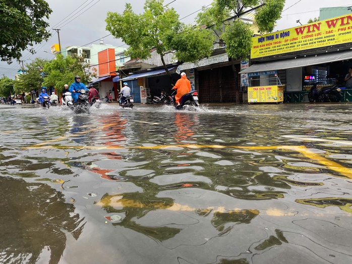 TP Đồng Hới và TP Tam Kỳ ngập nặng do mưa lớn kéo dài- Ảnh 16. TP Đồng Hới và TP Tam Kỳ ngập nặng do mưa lớn kéo dài- Ảnh 16.