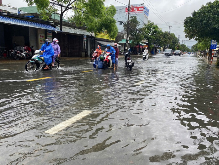 TP Đồng Hới và TP Tam Kỳ ngập nặng do mưa lớn kéo dài- Ảnh 19. TP Đồng Hới và TP Tam Kỳ ngập nặng do mưa lớn kéo dài- Ảnh 19.