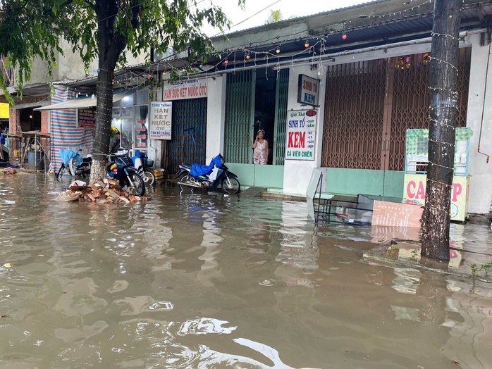 TP Đồng Hới và TP Tam Kỳ ngập nặng do mưa lớn kéo dài- Ảnh 14. TP Đồng Hới và TP Tam Kỳ ngập nặng do mưa lớn kéo dài- Ảnh 14.