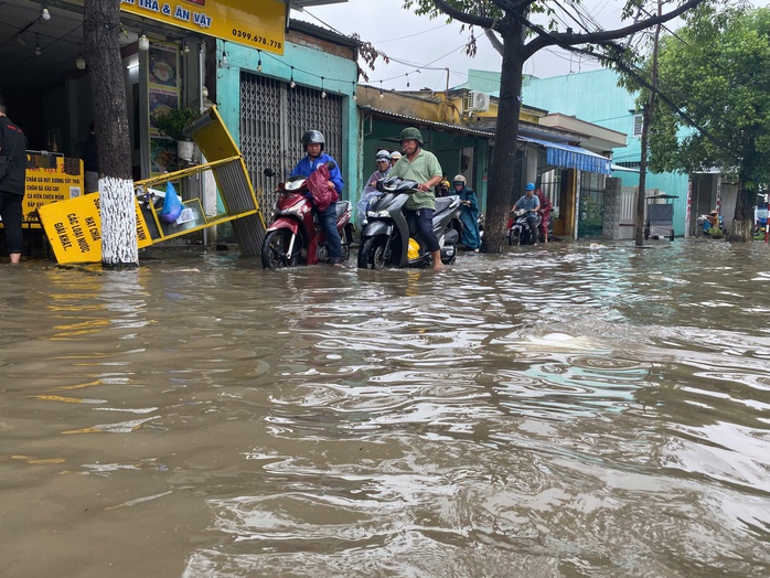 TP Đồng Hới và TP Tam Kỳ ngập nặng do mưa lớn kéo dài- Ảnh 12. TP Đồng Hới và TP Tam Kỳ ngập nặng do mưa lớn kéo dài- Ảnh 12.