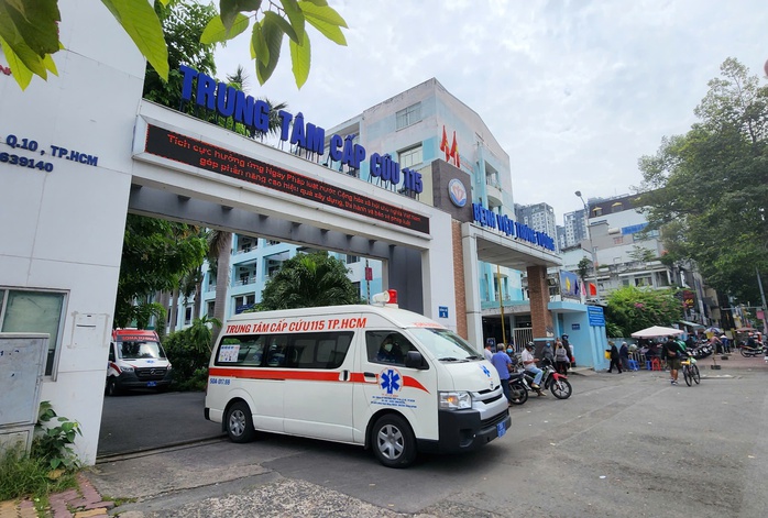 Chặn xe cấp cứu đang làm nhiệm vụ: Có thể bị xử lý hình sự- Ảnh 1. Chặn xe cấp cứu đang làm nhiệm vụ: Có thể bị xử lý hình sự- Ảnh 1.