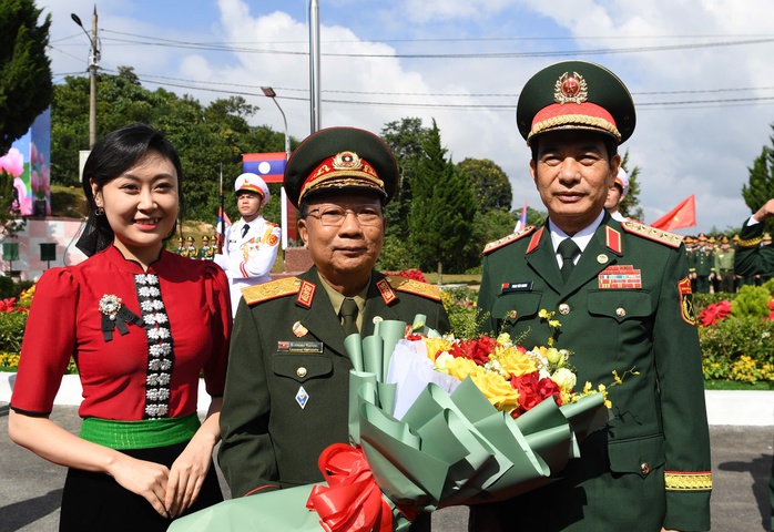 Hai Bộ trưởng Quốc phòng Việt Nam - Lào duyệt đội danh dự Quân đội Việt Nam ở biên giới- Ảnh 2. Hai Bộ trưởng Quốc phòng Việt Nam - Lào duyệt đội danh dự Quân đội Việt Nam ở biên giới- Ảnh 2.