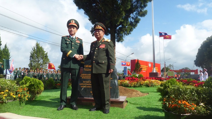 Hai Bộ trưởng Quốc phòng Việt Nam - Lào duyệt đội danh dự Quân đội Việt Nam ở biên giới- Ảnh 5. Hai Bộ trưởng Quốc phòng Việt Nam - Lào duyệt đội danh dự Quân đội Việt Nam ở biên giới- Ảnh 5.