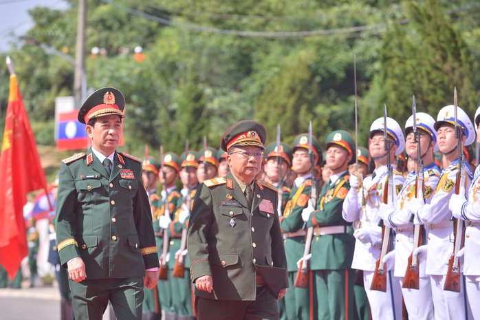 Hai Bộ trưởng Quốc phòng Việt Nam - Lào duyệt đội danh dự Quân đội Việt Nam ở biên giới- Ảnh 3. Hai Bộ trưởng Quốc phòng Việt Nam - Lào duyệt đội danh dự Quân đội Việt Nam ở biên giới- Ảnh 3.
