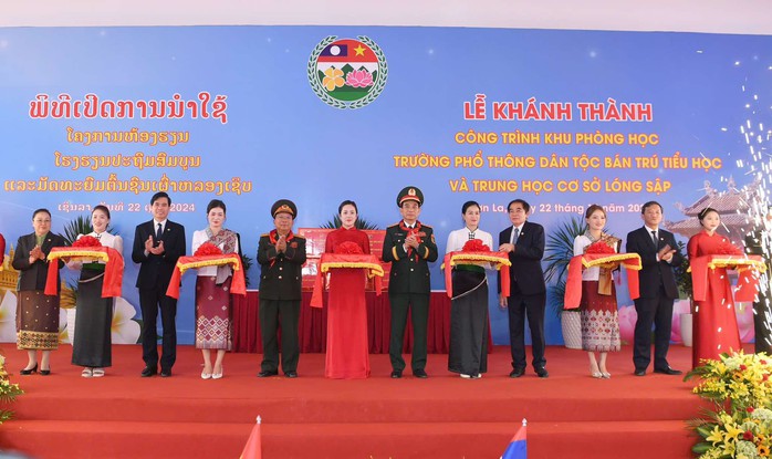 Hai Bộ trưởng Quốc phòng Việt Nam - Lào duyệt đội danh dự Quân đội Việt Nam ở biên giới- Ảnh 11. Hai Bộ trưởng Quốc phòng Việt Nam - Lào duyệt đội danh dự Quân đội Việt Nam ở biên giới- Ảnh 11.
