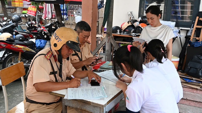 Tổ công tác lập biên bản vi phạm hành chính ở Trường THPT Nguyễn Hữu HuânẢnh: ANH VŨ Tổ công tác lập biên bản vi phạm hành chính ở Trường THPT Nguyễn Hữu HuânẢnh: ANH VŨ