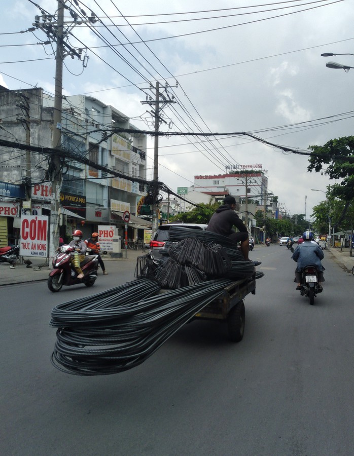 Ớn lạnh với xe chở hàng cồng kềnh- Ảnh 2. Ớn lạnh với xe chở hàng cồng kềnh- Ảnh 2.
