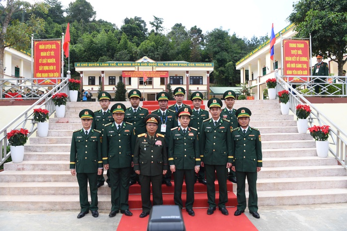 Hai Bộ trưởng Quốc phòng Việt Nam - Lào duyệt đội danh dự Quân đội Việt Nam ở biên giới- Ảnh 10. Hai Bộ trưởng Quốc phòng Việt Nam - Lào duyệt đội danh dự Quân đội Việt Nam ở biên giới- Ảnh 10.