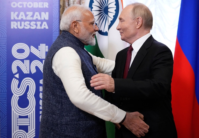 Tổng thống Nga Vladimir Putin chào đón Thủ tướng Ấn Độ Narendra Modi bên lề Hội nghị thượng đỉnh BRICS ở TP Kazan hôm 22-10 Ảnh: REUTERS Tổng thống Nga Vladimir Putin chào đón Thủ tướng Ấn Độ Narendra Modi bên lề Hội nghị thượng đỉnh BRICS ở TP Kazan hôm 22-10 Ảnh: REUTERS