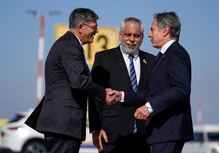 Ngoại trưởng Mỹ Antony Blinken được Đại sứ Mỹ tại Israel Jack Lew và Phó trưởng bộ phận phụ trách Bắc Mỹ thuộc Bộ Ngoại giao Israel Lior Hayat chào đón tại Tel Aviv Ảnh: REUTERS