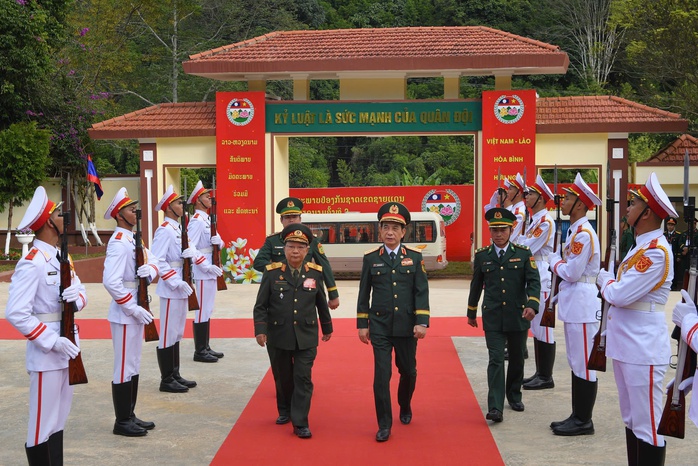 Hai Bộ trưởng Quốc phòng Việt Nam - Lào duyệt đội danh dự Quân đội Việt Nam ở biên giới- Ảnh 9. Hai Bộ trưởng Quốc phòng Việt Nam - Lào duyệt đội danh dự Quân đội Việt Nam ở biên giới- Ảnh 9.