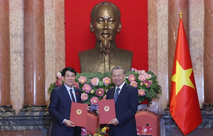 Tổng Bí thư Tô Lâm và Chủ tịch nước Lương Cường bàn giao công tác của Chủ tịch nước- Ảnh 2. Tổng Bí thư Tô Lâm và Chủ tịch nước Lương Cường bàn giao công tác của Chủ tịch nước- Ảnh 2.