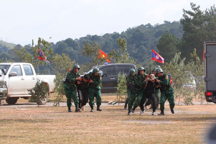 Hai Bộ trưởng Quốc phòng Việt Nam - Lào duyệt đội danh dự Quân đội Việt Nam ở biên giới- Ảnh 7. Hai Bộ trưởng Quốc phòng Việt Nam - Lào duyệt đội danh dự Quân đội Việt Nam ở biên giới- Ảnh 7.