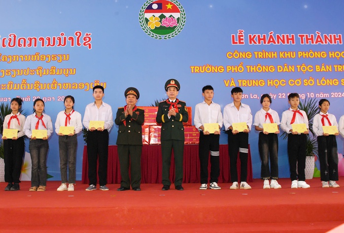 Hai Bộ trưởng Quốc phòng Việt Nam - Lào duyệt đội danh dự Quân đội Việt Nam ở biên giới- Ảnh 12. Hai Bộ trưởng Quốc phòng Việt Nam - Lào duyệt đội danh dự Quân đội Việt Nam ở biên giới- Ảnh 12.