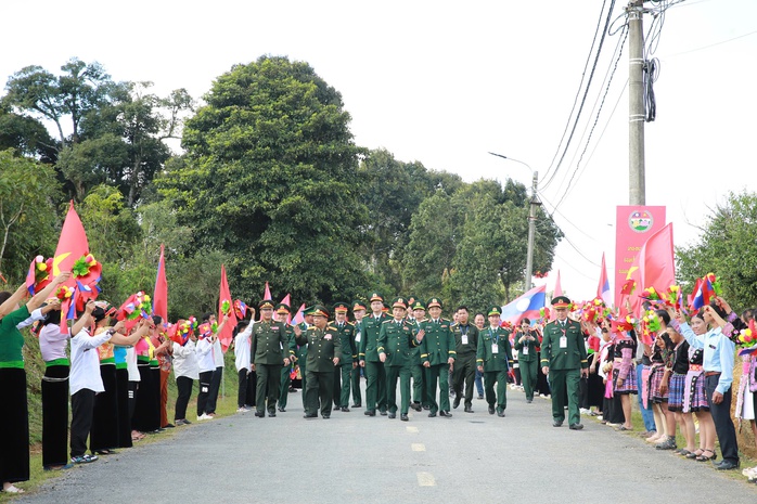 Hai Bộ trưởng Quốc phòng Việt Nam - Lào duyệt đội danh dự Quân đội Việt Nam ở biên giới- Ảnh 6. Hai Bộ trưởng Quốc phòng Việt Nam - Lào duyệt đội danh dự Quân đội Việt Nam ở biên giới- Ảnh 6.