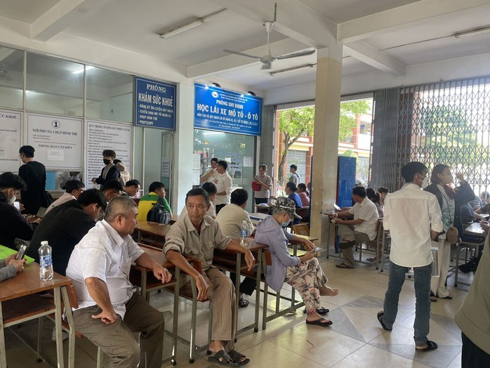 Nhiều người chấp nhận chờ hàng giờ tại điểm cấp, đổi giấy phép lái xe. Ảnh: THU HỒNG Nhiều người chấp nhận chờ hàng giờ tại điểm cấp, đổi giấy phép lái xe. Ảnh: THU HỒNG