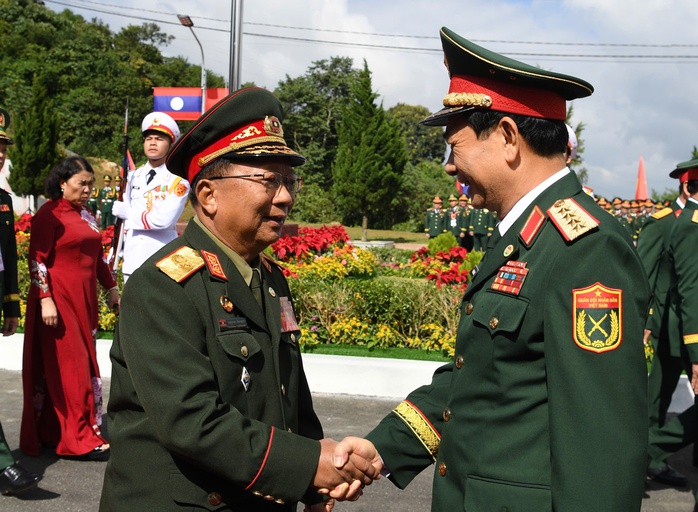 Hai Bộ trưởng Quốc phòng Việt Nam - Lào duyệt đội danh dự Quân đội Việt Nam ở biên giới- Ảnh 1. Hai Bộ trưởng Quốc phòng Việt Nam - Lào duyệt đội danh dự Quân đội Việt Nam ở biên giới- Ảnh 1.