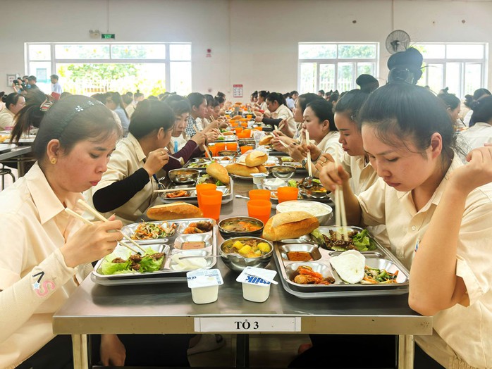 Người lao động Xí nghiệp May Khatoco hào hứng với “Bữa cơm Công đoàn” Người lao động Xí nghiệp May Khatoco hào hứng với “Bữa cơm Công đoàn”