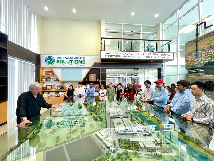 Đoàn sinh viên Trường Đại học Quản lý Singapore tham quan VWS- Ảnh 1. Đoàn sinh viên Trường Đại học Quản lý Singapore tham quan VWS- Ảnh 1.