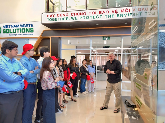 Đoàn sinh viên Trường Đại học Quản lý Singapore tham quan VWS- Ảnh 2. Đoàn sinh viên Trường Đại học Quản lý Singapore tham quan VWS- Ảnh 2.