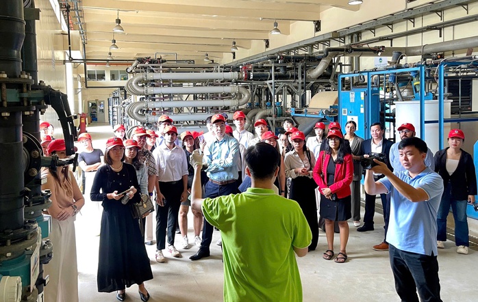 Đoàn sinh viên Trường Đại học Quản lý Singapore tham quan VWS- Ảnh 3. Đoàn sinh viên Trường Đại học Quản lý Singapore tham quan VWS- Ảnh 3.