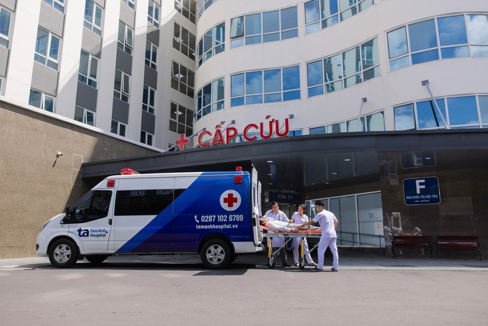 Với những trường hợp cấp cứu, bệnh án điện tử giúp bác sĩ thuận tiện hơn rất nhiều trong việc theo dõi tiền sử bệnh, đánh giá tình trạng sức khỏe Với những trường hợp cấp cứu, bệnh án điện tử giúp bác sĩ thuận tiện hơn rất nhiều trong việc theo dõi tiền sử bệnh, đánh giá tình trạng sức khỏe