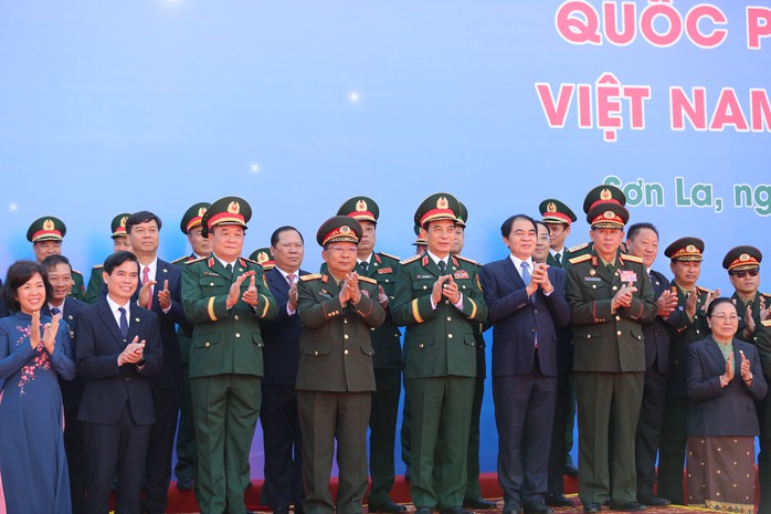 Hai Bộ trưởng Quốc phòng Việt Nam - Lào duyệt đội danh dự Quân đội Việt Nam ở biên giới- Ảnh 4. Hai Bộ trưởng Quốc phòng Việt Nam - Lào duyệt đội danh dự Quân đội Việt Nam ở biên giới- Ảnh 4.