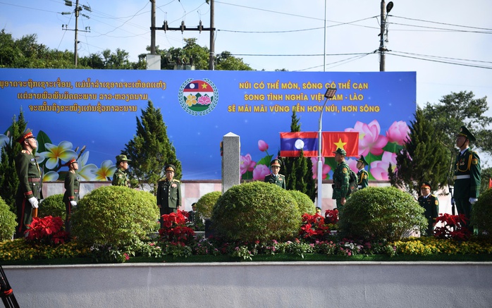 Hai Bộ trưởng Quốc phòng Việt Nam và Lào tô son cột mốc biên giới- Ảnh 5. Hai Bộ trưởng Quốc phòng Việt Nam và Lào tô son cột mốc biên giới- Ảnh 5.