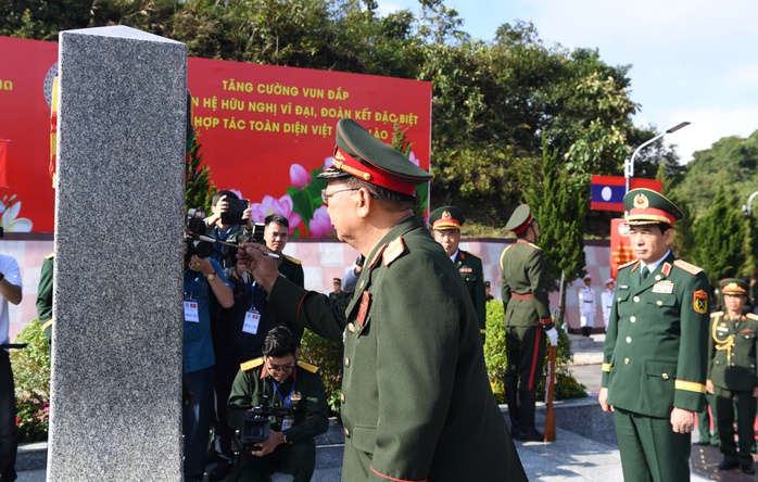 Hai Bộ trưởng Quốc phòng Việt Nam và Lào tô son cột mốc biên giới- Ảnh 4. Hai Bộ trưởng Quốc phòng Việt Nam và Lào tô son cột mốc biên giới- Ảnh 4.