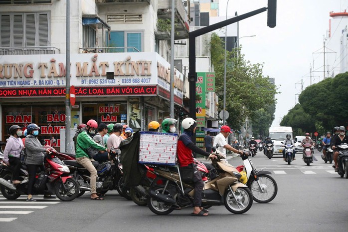 Hàng loạt xe máy chắn vạch kẻ dành cho người đi bộ khi chờ đèn đỏ trên đường Đinh Tiên Hoàng, quận 1, TP HCM. Ảnh: ÁI MY Hàng loạt xe máy chắn vạch kẻ dành cho người đi bộ khi chờ đèn đỏ trên đường Đinh Tiên Hoàng, quận 1, TP HCM. Ảnh: ÁI MY
