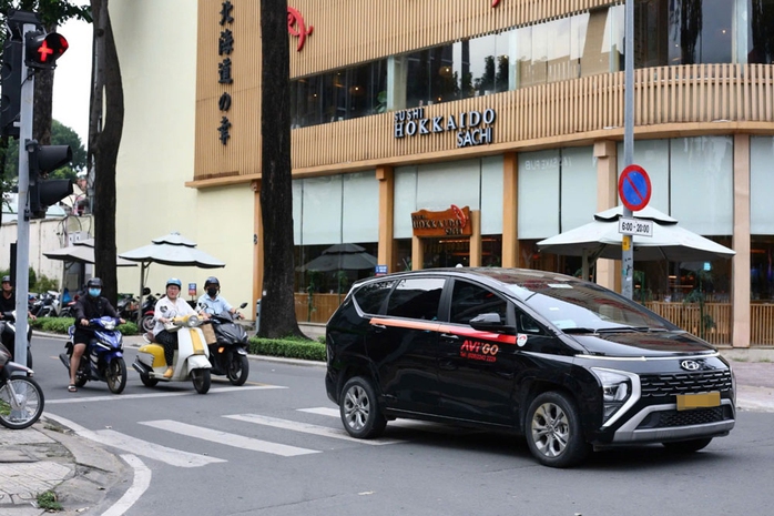 Ô tô đỗ chắn vạch kẻ dành cho người đi bộ khi dừng đèn đỏ trên đường Lê Quý Đôn, quận 3, TP HCM. Ảnh: ÁI MY Ô tô đỗ chắn vạch kẻ dành cho người đi bộ khi dừng đèn đỏ trên đường Lê Quý Đôn, quận 3, TP HCM. Ảnh: ÁI MY