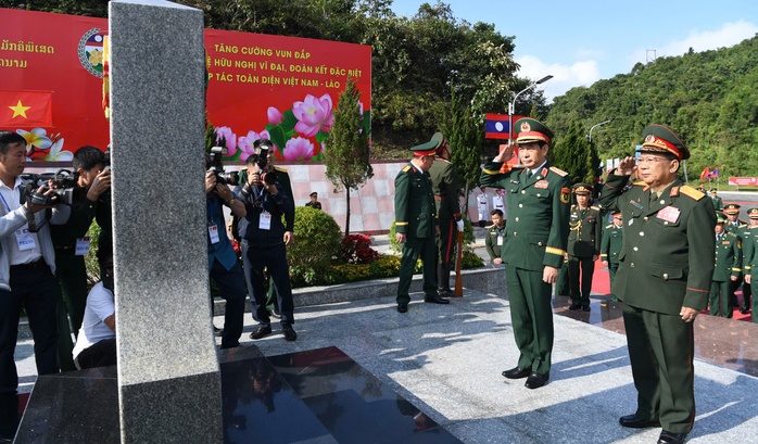 Hai Bộ trưởng Quốc phòng Việt Nam và Lào tô son cột mốc biên giới- Ảnh 2. Hai Bộ trưởng Quốc phòng Việt Nam và Lào tô son cột mốc biên giới- Ảnh 2.