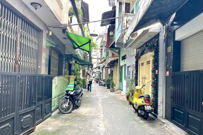 Con hẻm nơi bé A. sống cùng mẹ và chị Con hẻm nơi bé A. sống cùng mẹ và chị