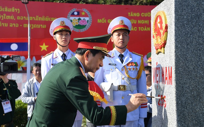 Hai Bộ trưởng Quốc phòng Việt Nam và Lào tô son cột mốc biên giới- Ảnh 3. Hai Bộ trưởng Quốc phòng Việt Nam và Lào tô son cột mốc biên giới- Ảnh 3.