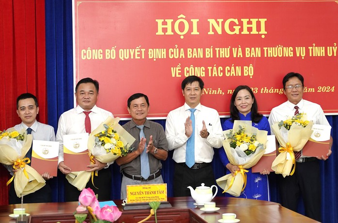 Tây Ninh công bố, trao quyết định của Ban Bí thư và Ban Thường vụ Tỉnh uỷ về công tác cán bộ - Ảnh 1. Tây Ninh công bố, trao quyết định của Ban Bí thư và Ban Thường vụ Tỉnh uỷ về công tác cán bộ - Ảnh 1.