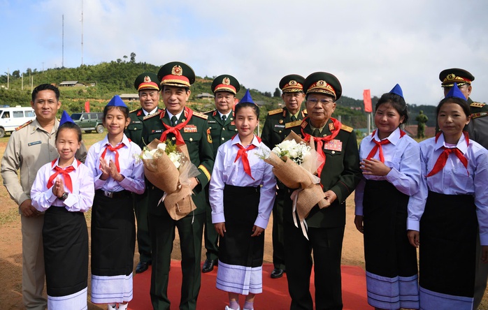 Hai Bộ trưởng Quốc phòng Việt Nam và Lào tô son cột mốc biên giới- Ảnh 9. Hai Bộ trưởng Quốc phòng Việt Nam và Lào tô son cột mốc biên giới- Ảnh 9.