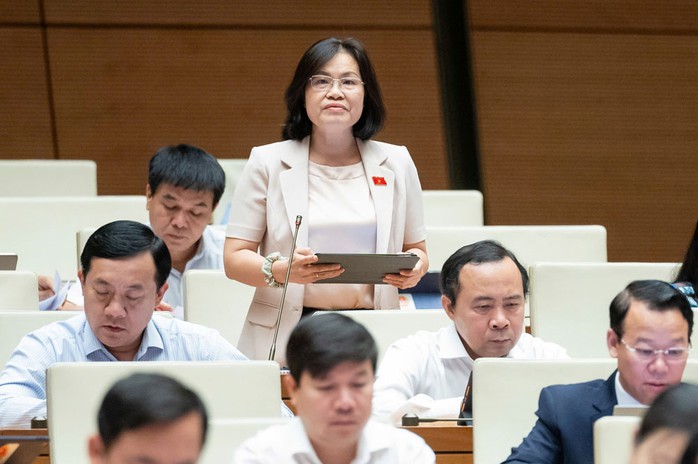 Đại biểu Nguyễn Thị Hồng Hạnh, Giám đốc Sở Tư pháp TP HCM, góp ý dự thảo Luật Tư pháp người chưa thành niên. Ảnh: HỒ LONG