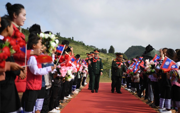 Hai Bộ trưởng Quốc phòng Việt Nam và Lào tô son cột mốc biên giới- Ảnh 7. Hai Bộ trưởng Quốc phòng Việt Nam và Lào tô son cột mốc biên giới- Ảnh 7.