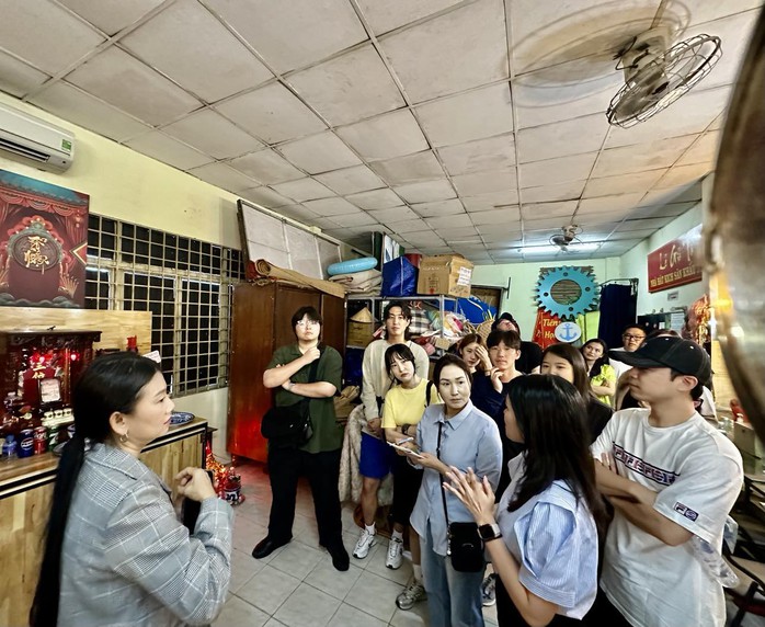 Nghệ sĩ Hiệp hội Sân khấu Busan (Hàn Quốc) giao lưu với Nhà hát Kịch Sân khấu nhỏ TP HCM- Ảnh 2. Nghệ sĩ Hiệp hội Sân khấu Busan (Hàn Quốc) giao lưu với Nhà hát Kịch Sân khấu nhỏ TP HCM- Ảnh 2.