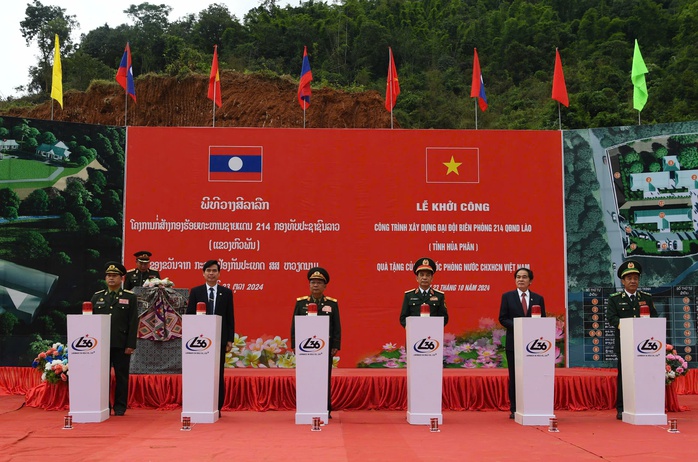 Hai Bộ trưởng Quốc phòng Việt Nam và Lào tô son cột mốc biên giới- Ảnh 6. Hai Bộ trưởng Quốc phòng Việt Nam và Lào tô son cột mốc biên giới- Ảnh 6.
