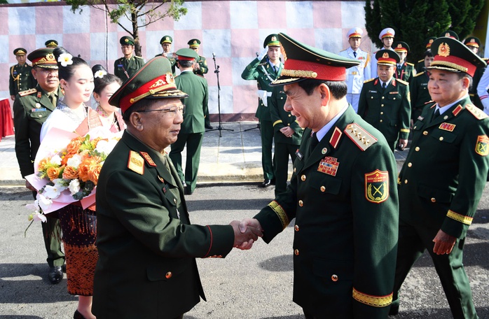 Hai Bộ trưởng Quốc phòng Việt Nam và Lào tô son cột mốc biên giới- Ảnh 1. Hai Bộ trưởng Quốc phòng Việt Nam và Lào tô son cột mốc biên giới- Ảnh 1.