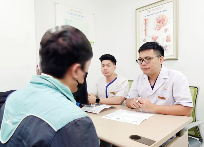 Đau tinh hoàn bất thường, nam sinh làm ngay điều này để bảo tổn chức năng sinh sản- Ảnh 1. Đau tinh hoàn bất thường, nam sinh làm ngay điều này để bảo tổn chức năng sinh sản- Ảnh 1.