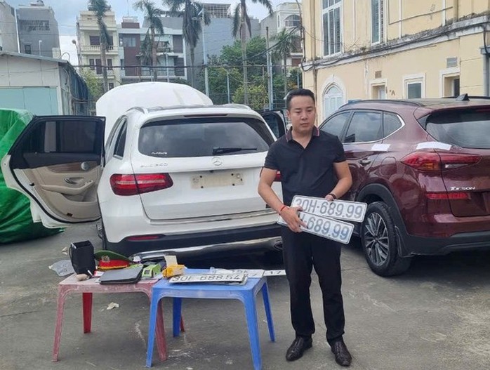 Bắt tài xế giả danh công an xin bỏ qua vi phạm- Ảnh 1. Bắt tài xế giả danh công an xin bỏ qua vi phạm- Ảnh 1.